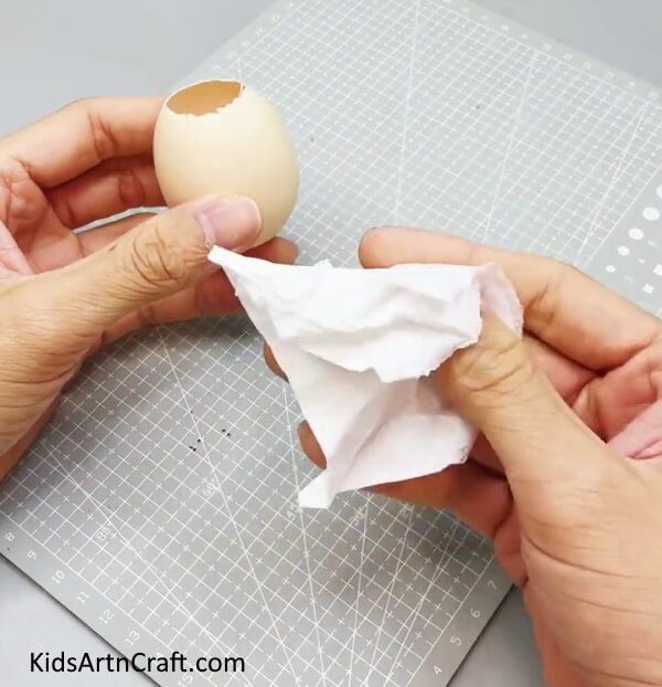 Taking A Tissue - Make your own Elf from Eggshells this Christmas with the Kids.