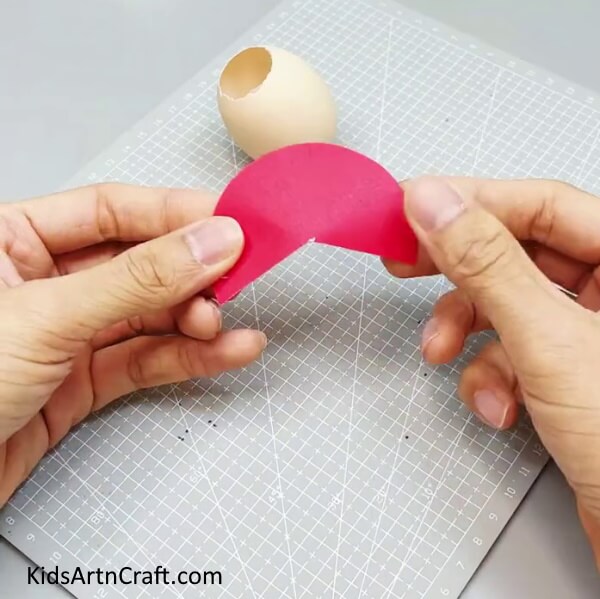 Making The Cap Of Shell - Create an Elf from Eggshells with the Little Ones this Holiday Season.