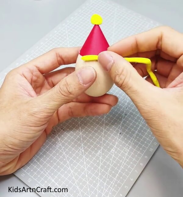 Decorating The Cap With Yellow Clay - This Christmas, Use Eggshells to Make an Elf with the Kids.