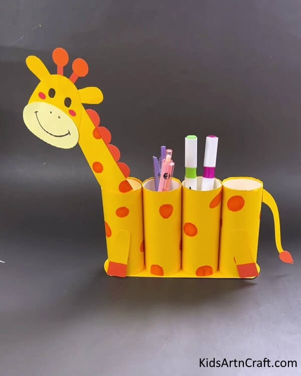 DIY Giraffe Pen Stand For Kids - Paper crafting activities for kids in the residence