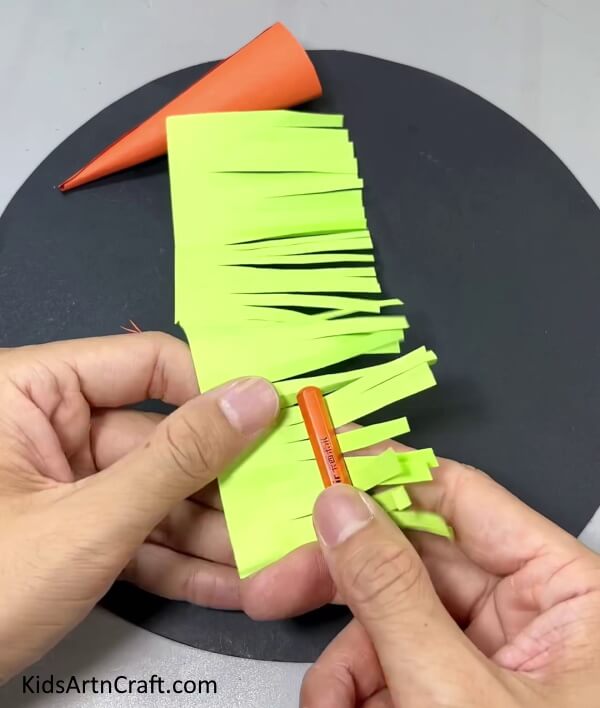 Rolling Ends Of Fringe - Tutorial for Constructing a Paper Carrot