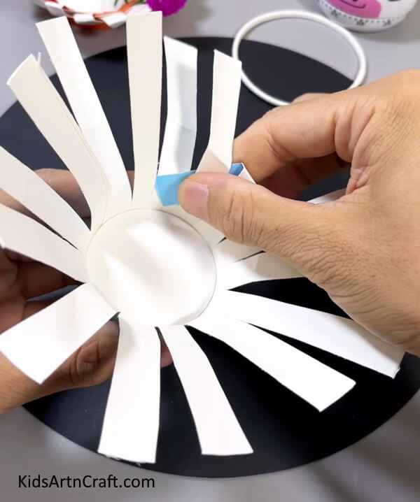 Folding Paper Strip - A Comprehensive Guide to Assembling a Basket Made from Paper Cups 