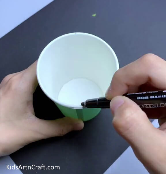 Putting Marks On The Cup - Ideas for crafting a fan with recycled paper cups for children with step-by-step instructions. 