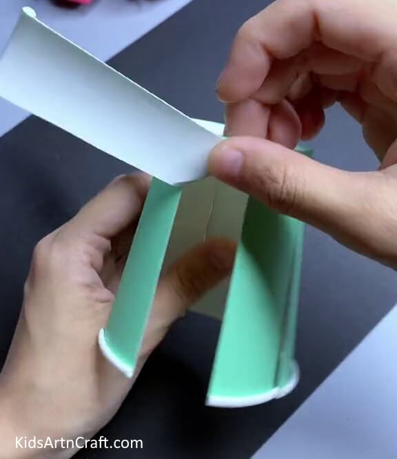  Folding Along The Mark - Easy-to-follow instructions for children making a fan out ofused paper cups. 