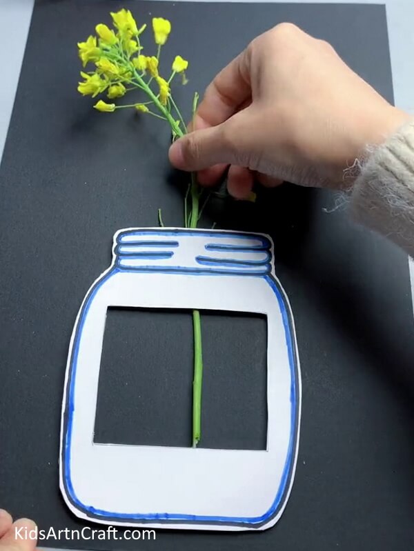 Inserting Some Flowers In Your Vase - Endearing Paper Art Of A Vase To Spruce Up Home Decoration