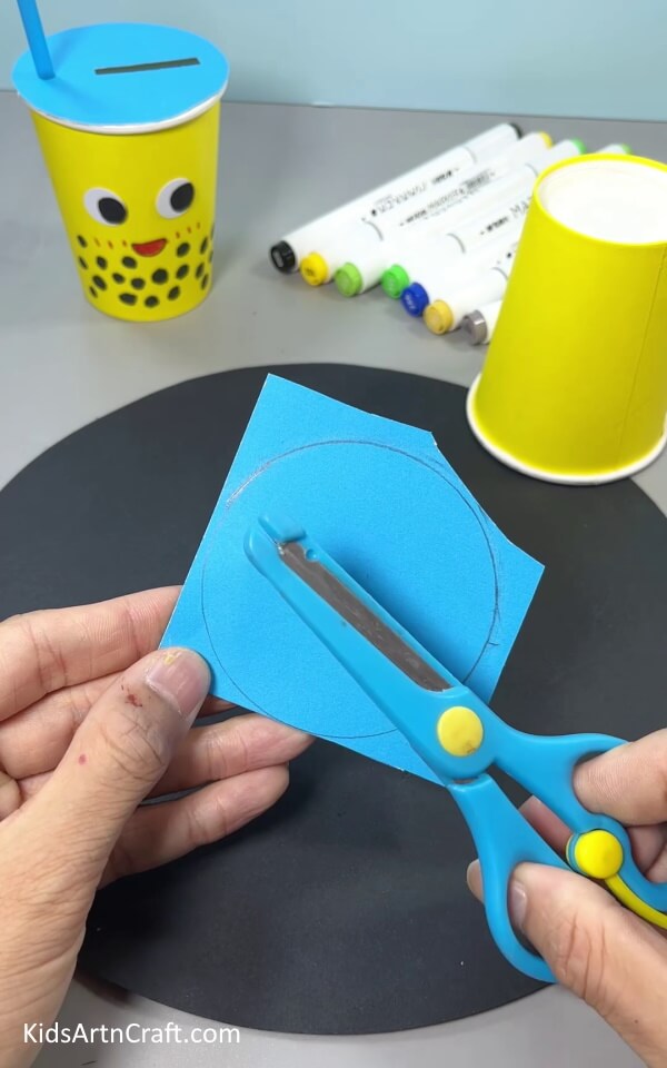 Cutting Circle Out Of Paper - Construct your own drinking paper utensil with this straightforward craft.