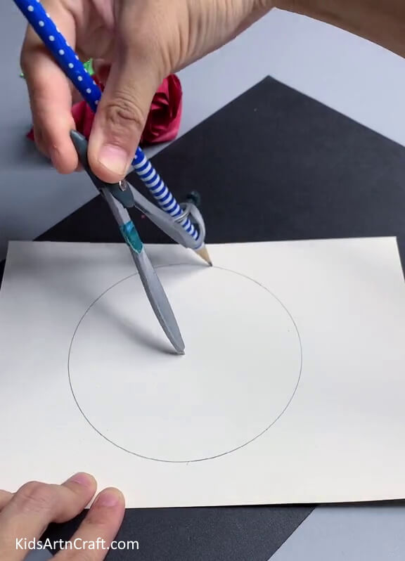 Making A Circle Using Compass-Making your own Paper Spinner Toy for Children to Enjoy
