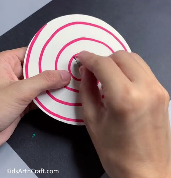 Inserting A Coin In The Paper-Manufacture a Paper Spinner Toy for Kids to Play With