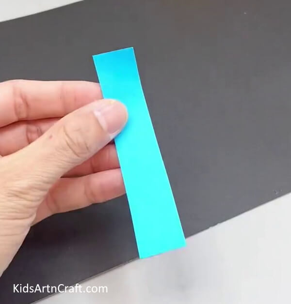 Taking A Blue Paper Strip - An uncomplicated paper worm craft specifically for kindergartners.