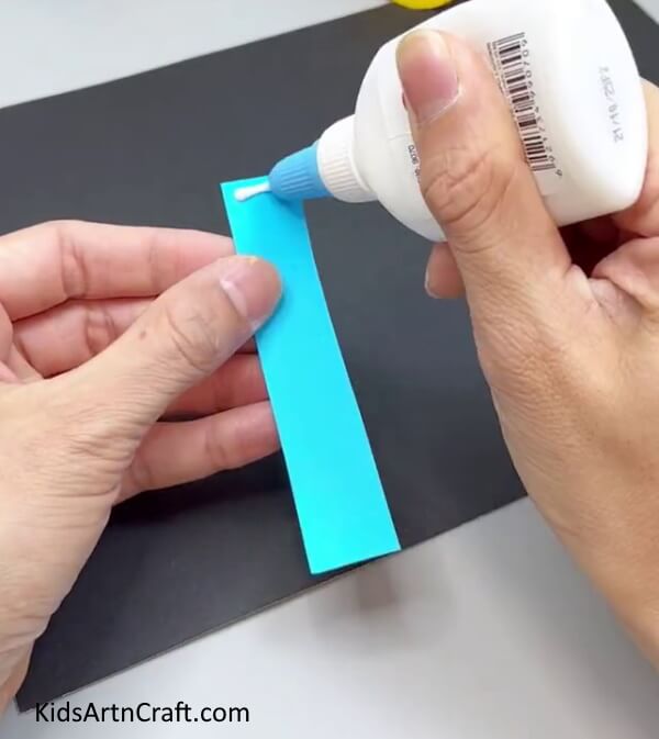 Applying Glue - A kindergarten-level paper worm craft that is easy to make.