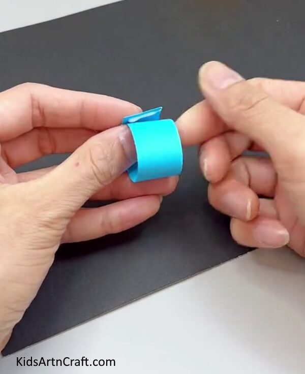 Folding Paper To Form A Ring - Crafting a paper worm made easy for kindergartners.