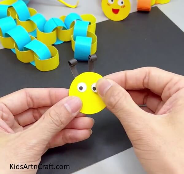 Making Face of Paper Worm - A paper worm craft that is a breeze for kindergartners to make.