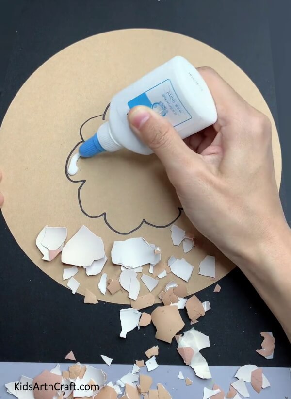 Applying Glue Inside The Sheep's Body- Constructing Sheep from EggShells That Have Been Reused 