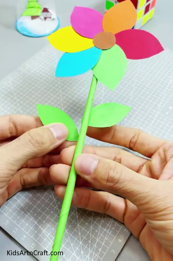 Making Leaves - Kids can enjoy making a straightforward and cheerful paper flower. 