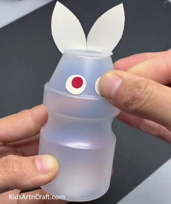 Making Eyes Of Bunny - Crafting with kids: Create a bunny out of recycled plastic containers.