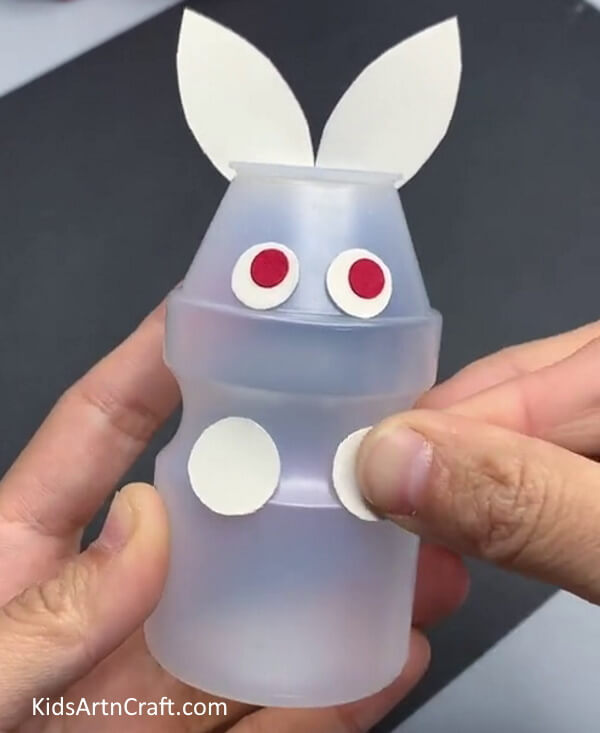 Pasting White Circles - Making a bunny with plastic bottles: An activity for children.