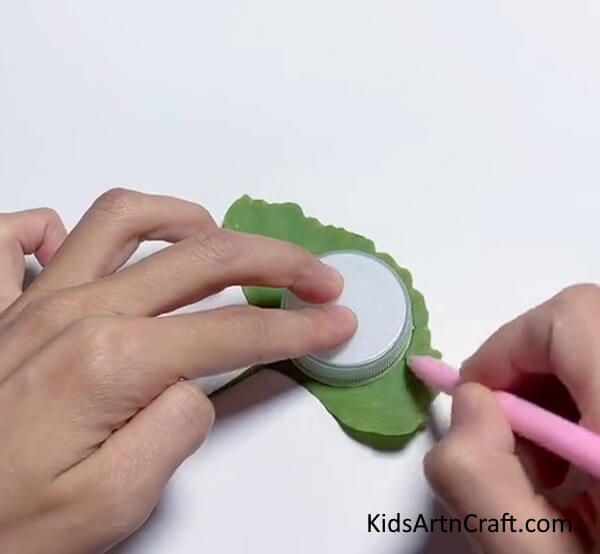 Tracing Bottle Cap On Leaf - Create a Caterpillar Out of Colorful Leaves