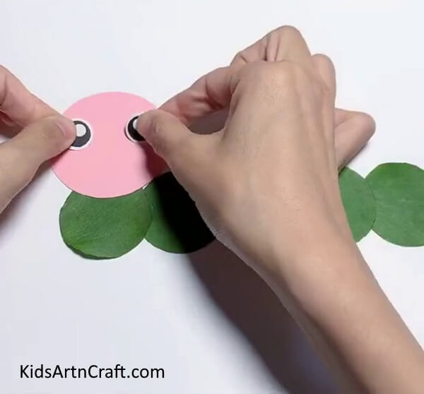 Making Face Of Caterpillar - A Homemade Caterpillar Craft Using Colorful Leaves