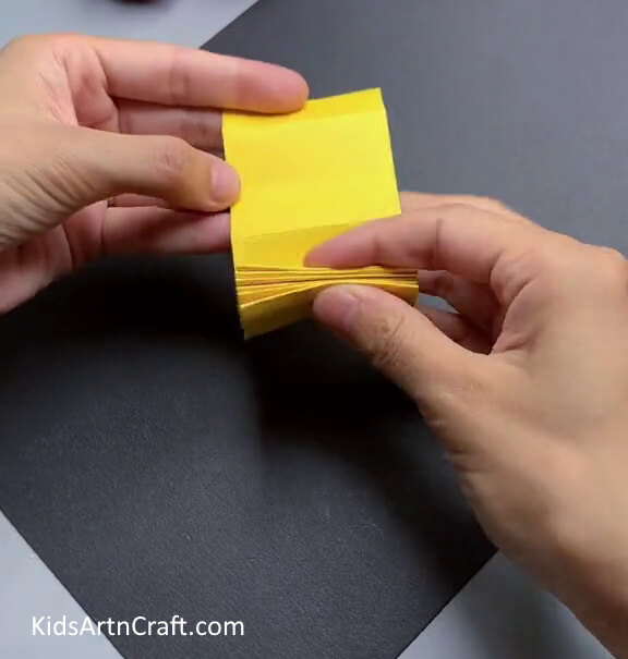 Making Pleats of Yellow Paper - Guidelines for constructing a Paper craft quickly and simply for kids.