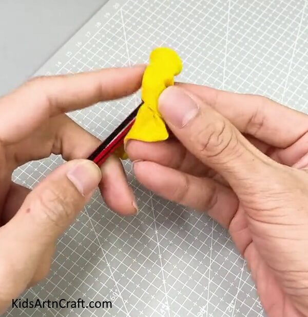 Making Folds Around Marble Ball Using Pencil - A Colorful Balloon Emoji Design For Kids To Enjoy 