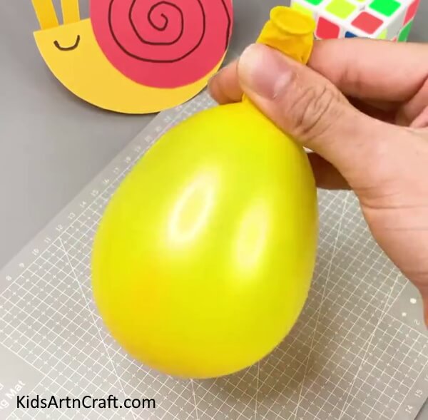 Blowing Air In Balloon - A Fun Balloon Emoji Artwork For Kids 