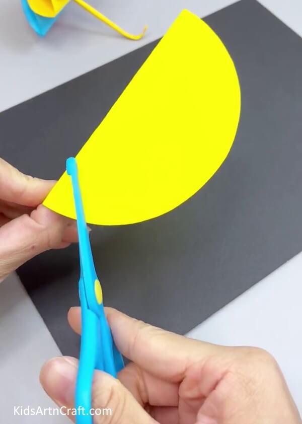 Folding Circle Half and Cutting - Sweet Paper Birds For Little Ones To Enjoy
