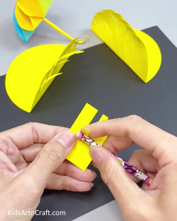 Rolling Paper Strands - Charming Paper Bird Toy For Kids To Enjoy