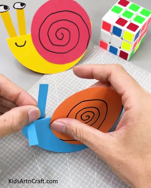 Making Eyes Of Snail - A great craft idea for kids - making paper snails.