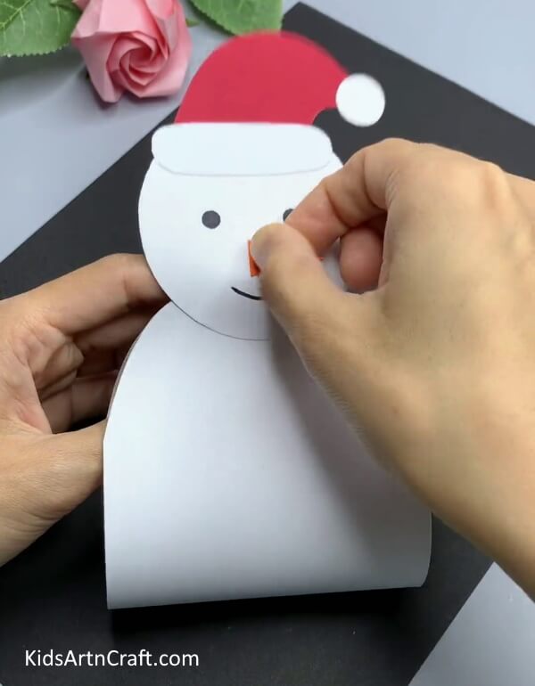 Making Snowman's Face - A simple snowman paper craft activity for kids in Kindergarten.
