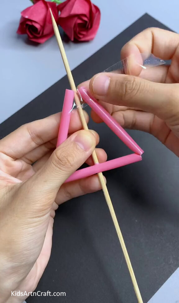 Securing Ends Of The Straw- A straw toy craft task is an entertaining undertaking for kids.
