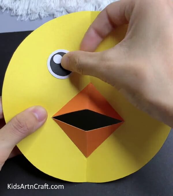 Making Eyes of The Chick - Learn how to make a paper lemon and chick for the spring.