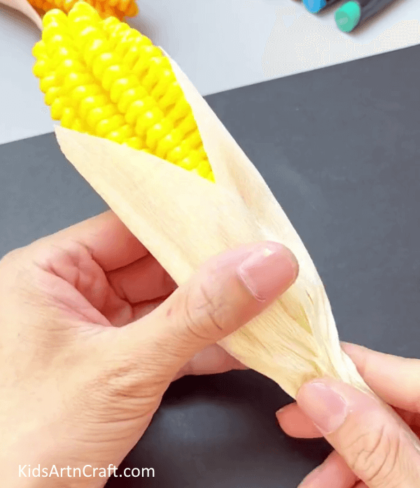 Your Corn Craft is Ready! - Make a Corn Craft by Employing a Fruit Foam Net