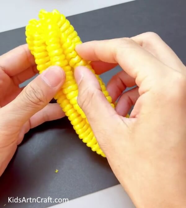 Making layers and Sticking them to the White Foam - Put Together a Corn Craft Using a Fruit Foam Net