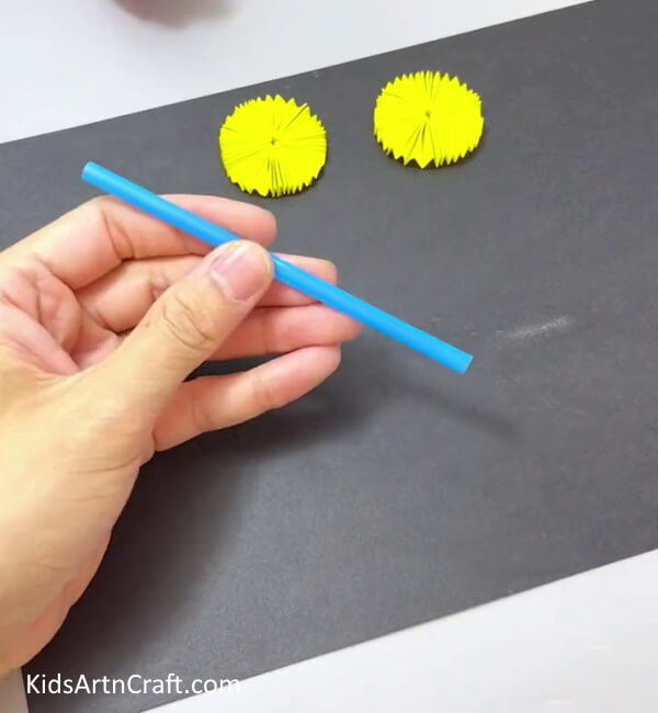 Taking A Blue Straw - Forming a Bicycle from Paper and Straws