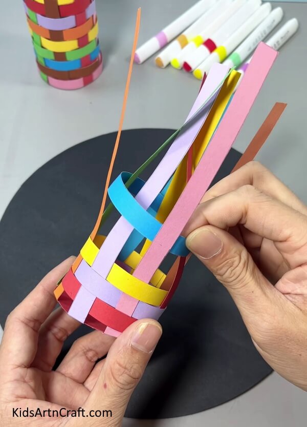 Inserting Circle Of Paper Strips Alternately - Constructing a Pen & Pencil Holder From Paper Strips