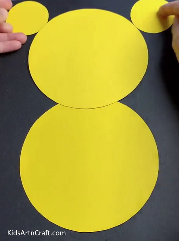 Pasting Yellow Circle Paper Ears - An uncomplicated paper tiger craft notion for youngsters. 