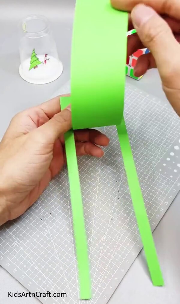 Unfolding Rolls - Constructing a Frog with Paper