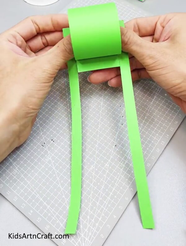 Rolling Middle Strip - Making a Frog from Paper