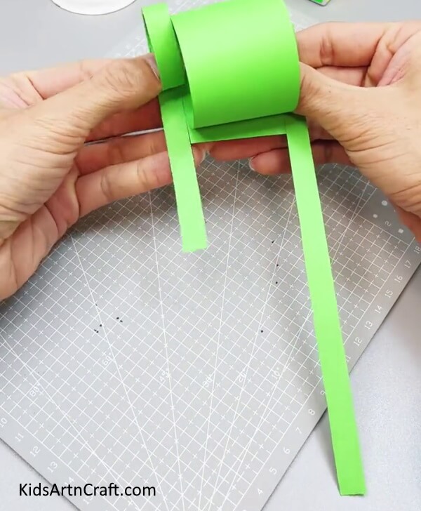 Rolling Side Strips - Assembling a Frog with Paper