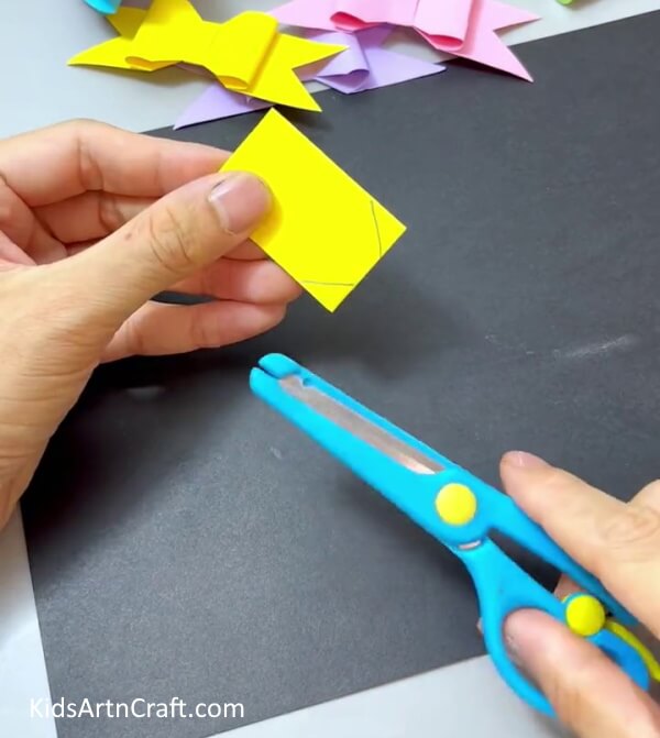 Drawing Marks On The Strip - Get Kids Involved with an Easy Paper Bow Craft