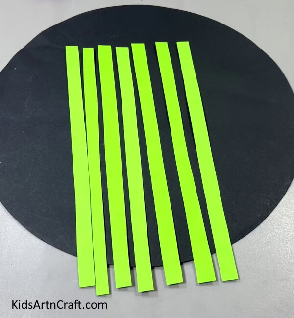 Placing The Green Strips Parallel To Each Other - Step-by-Step Guide to Building a Boat with Paper Strips