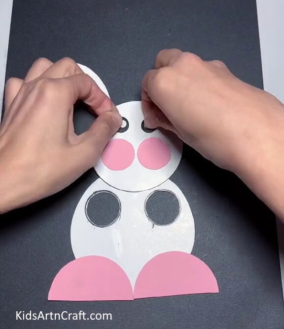 Making Eyes of The Bunny Forming a paper bunny craft without difficulty
