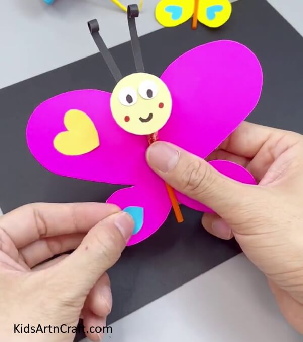 Pasting Small Hearts - Constructing a Paper Butterfly - Easy Tutorials for Children