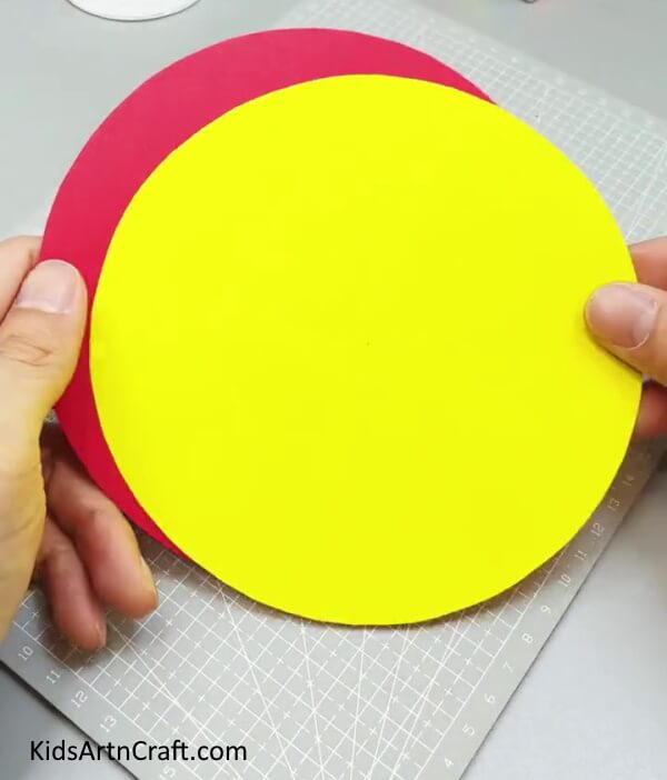 Cutting Out A Yellow Circle - Learn How to Make a Paper Clock with Children Step by Step