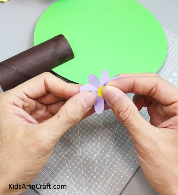 Pasting A Circle in the Middle of the Flower - Detailed Tutorials for Kids to Make a Paper Flower Tree 