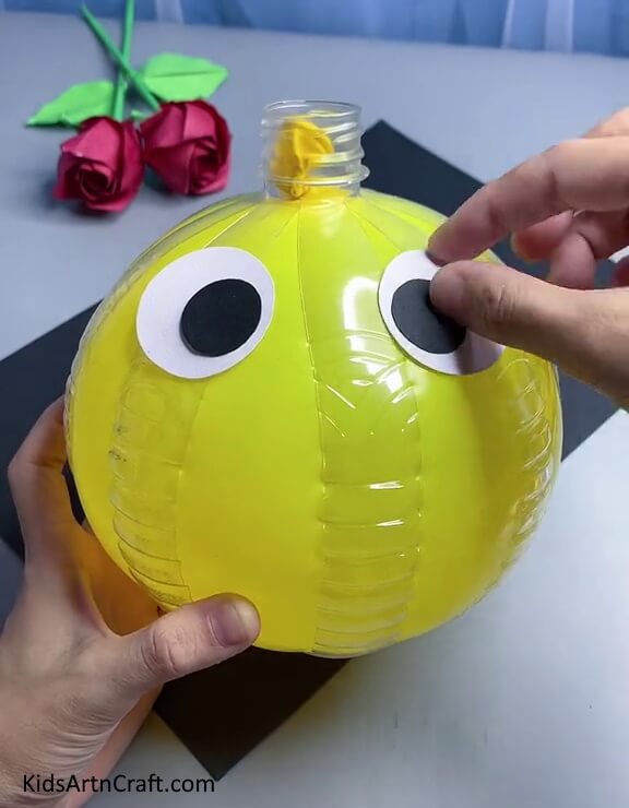 Making Eyes Of The Bee - Repurposing Plastic Bottles Into Bee Craft - Step By Step