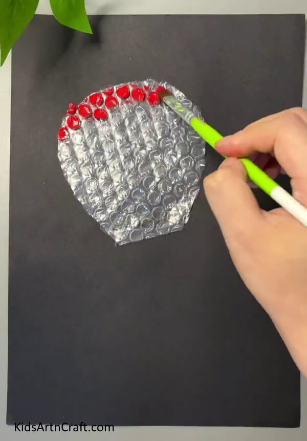 Paint The Bubble Wrap-Kids Can Make a Hot Air Balloon with Bubble Wrap
