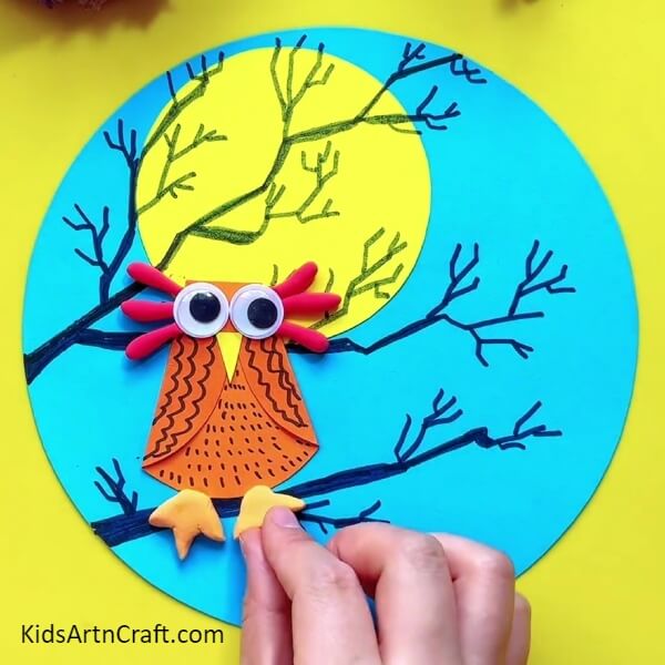 Moulding The Claws Of The Owl-Step-by-step instructions for newbies to produce owls on a tree using arts and crafts 