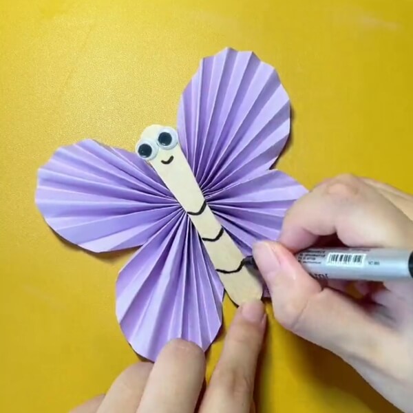Pick Up The Black Pen And Draw On The Popsicle-How To Assemble A Pretty Butterfly From Paper and Popsicle Sticks For Children 