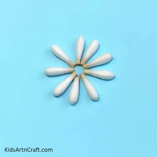 The First Flower-6. Step-by-step tutorial to develop a flower garden craft from cotton swabs for children. 